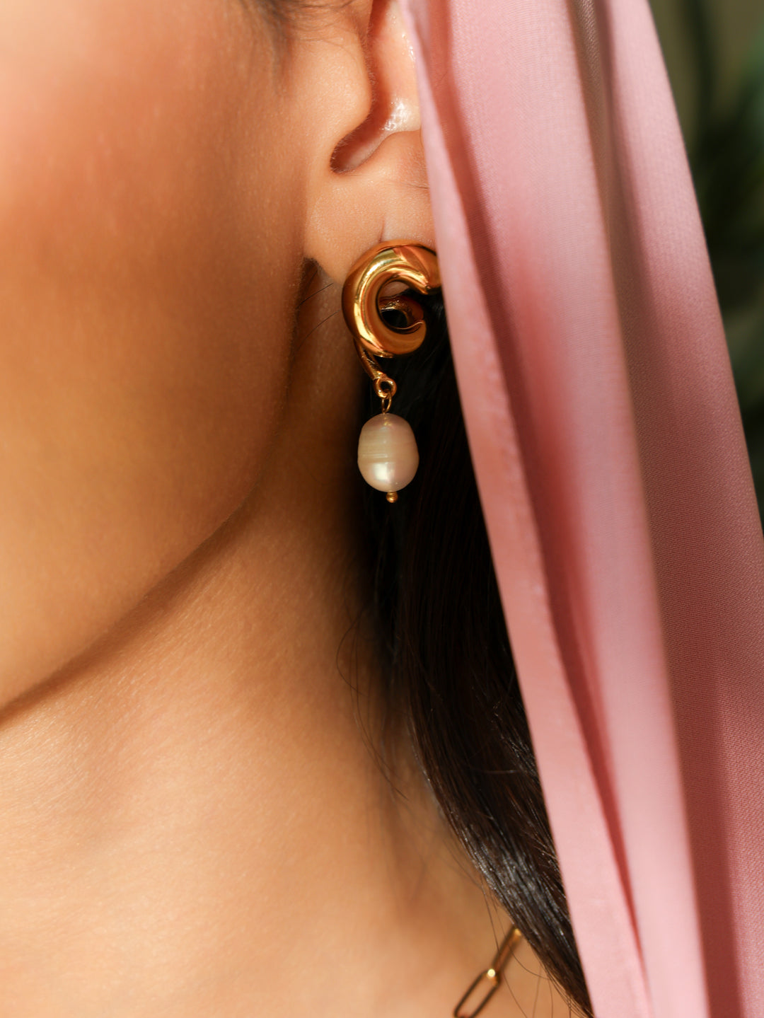 TWISTED PEARL HOOPS